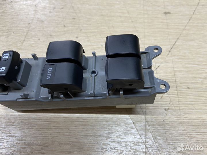 Блок управления стеклоподъемниками Toyota Rav4 40