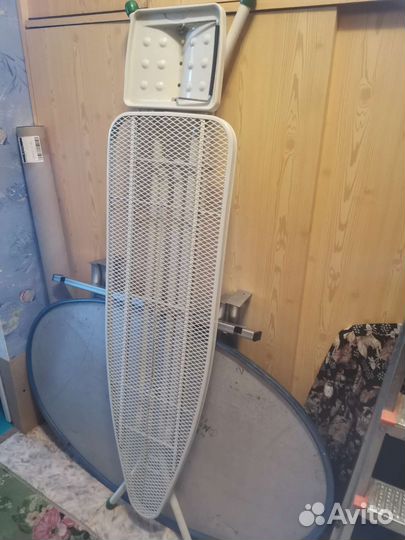 Гладильная доска и утюг