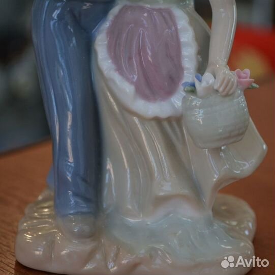 Фарфоровая статуэтка- влюбленная парочка (свидани