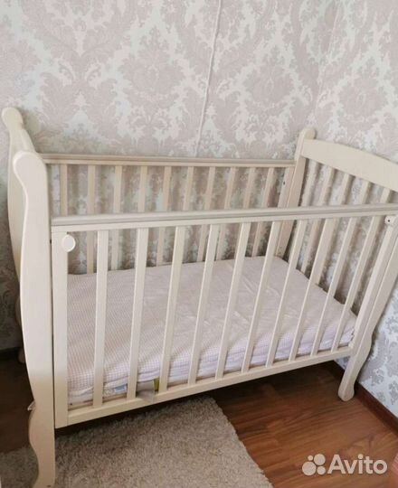 Детская кроватка с маятником