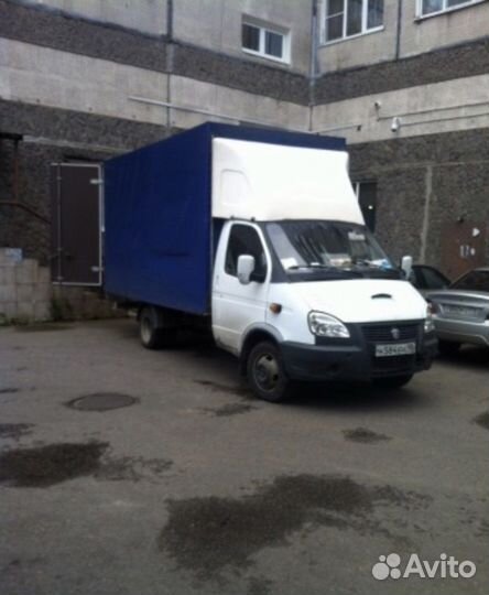 Водитель со своим грузовым автомобилем до 1.5 тонн