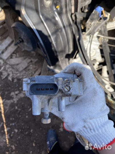 Мотор стеклоочистителя передний Audi A4 B5