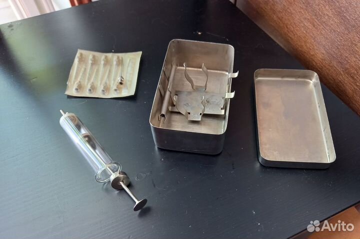 Шприц медицинский советский с иглами и контейнером