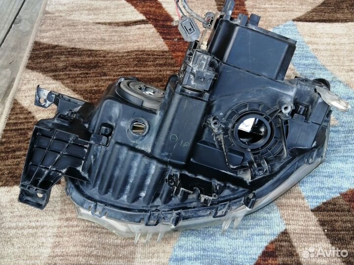 Фара mitsubishi pajero sport 2011