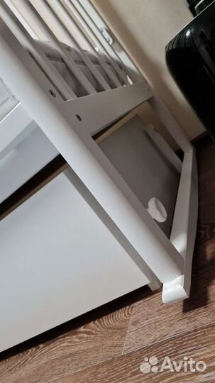 Детская кроватка с маятником и ящиком