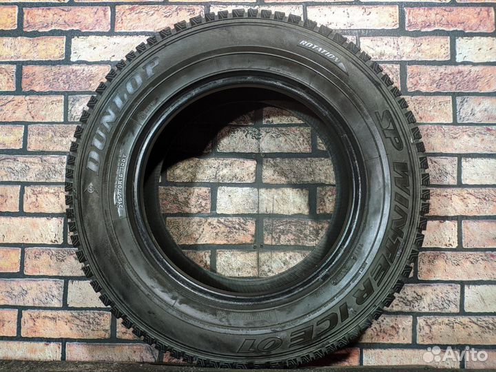 Dunlop SP Winter Ice 01 215/70 R16