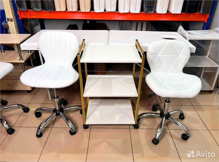 Стул мастера на колесиках