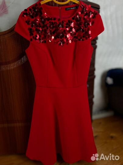 Платье красное