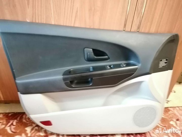 Обшивка левой двери