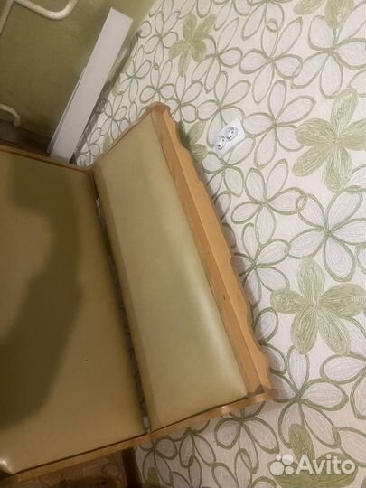 Кухонный уголок со столом и табуретами