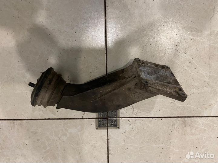 Кронштейн двигателя левый BMW E39