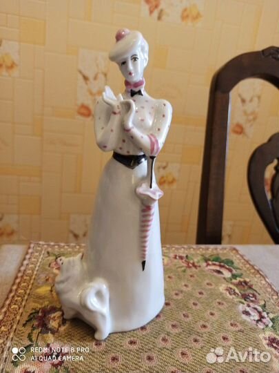 Статуэтка дама с собачкой