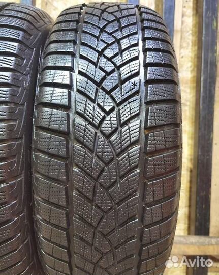 Goodyear UltraGrip 215/60 R16