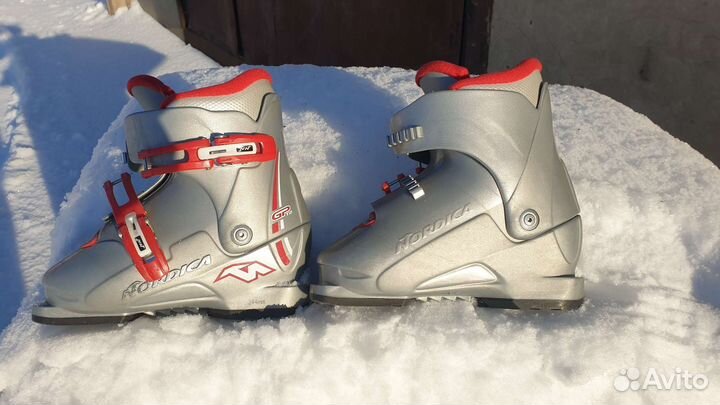 Горные лыжи и ботинки детские