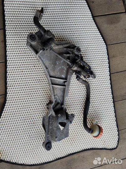 St1100 кронштейн для ног правый