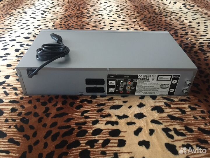 Видеомагнитофон / DVD и VHS плеер Toshiba SD-36VSR