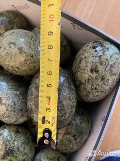 Яйца декоративные и постаменты из камня змеевик