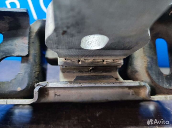 Подушка двигателя левая Ford Fiesta Mk6