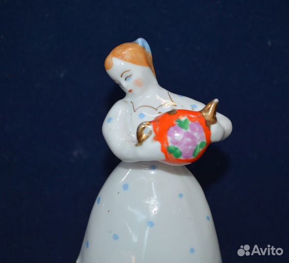 Фарфоровая статуэтка- 