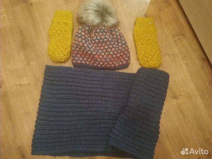 Комплект :шапка, варежки, шарф-хомут