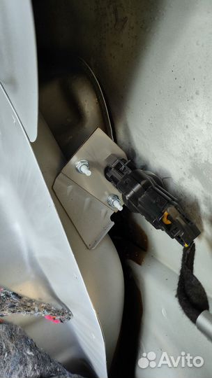 Кронштейн активатора лючка бензобака лада веста