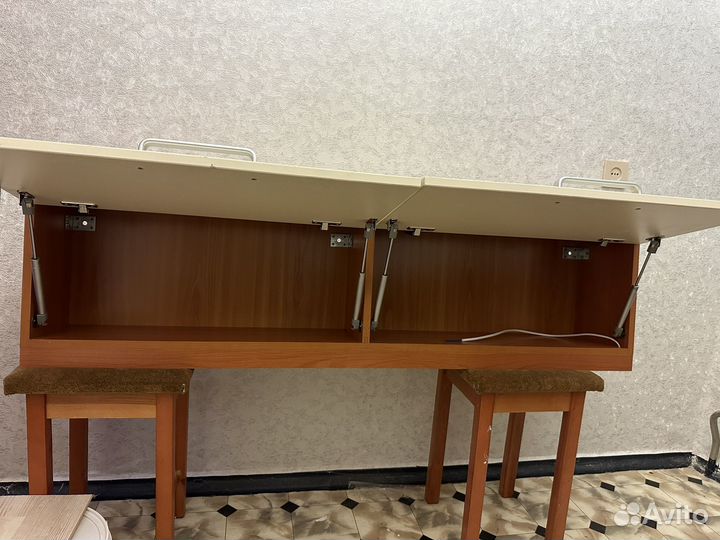 Подвесная полка с дверцами на лифтах