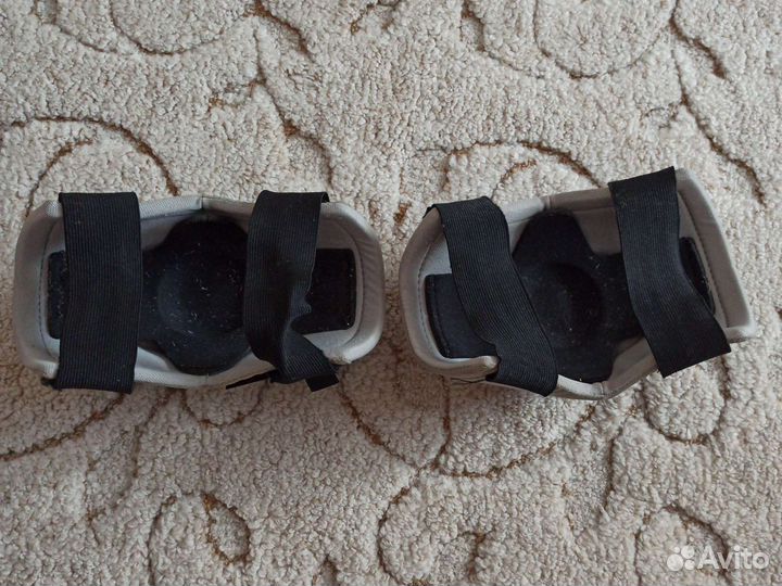 Налокотники для хоккея с мячом