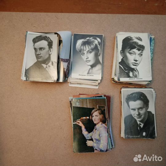 Фотографии артистов много