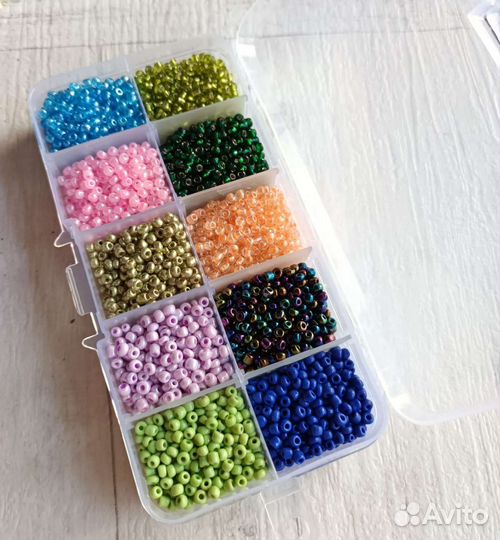 Бисер в контейнере органайзере