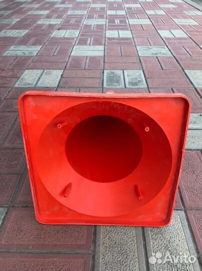 Конус дорожный