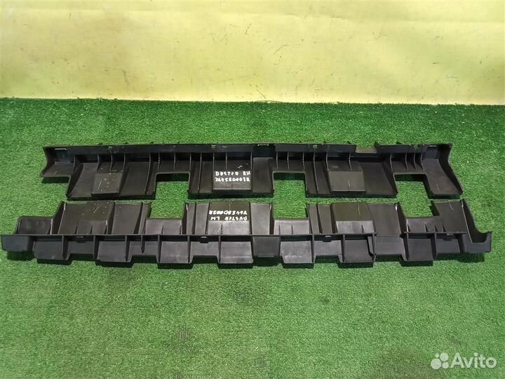 Кронштейн крепления накладки порога правого Renau