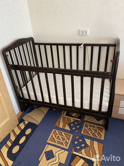 Детская кроватка с маятником