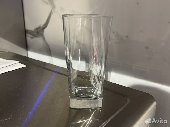 Тарелки голубые, кружки разные, стакан