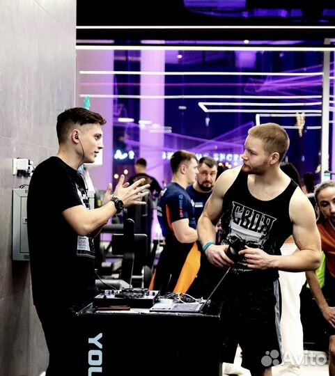 Диджей с оборудованием