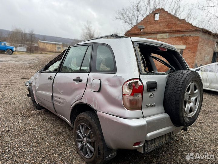 Toyota RAV4 2.0 МТ, 2001, битый, 250 000 км