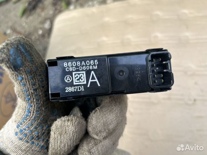 Кнопка стеклоподъемника Мицубиси Лансер 10