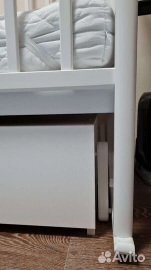 Детская кроватка с маятником и ящиком