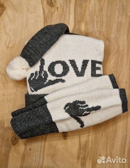 Шапка-шарф + митенки с провокационным рисунком