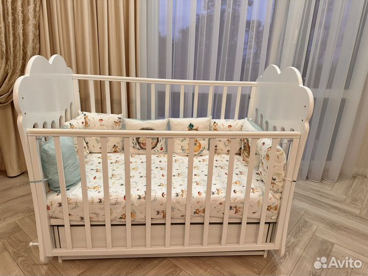 Детская кровать с маятником