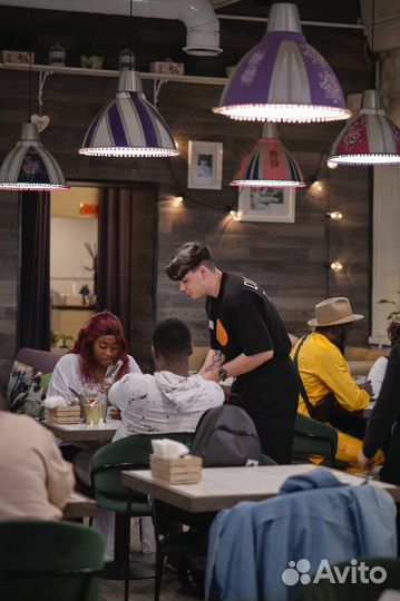 Официант в семейное кафе Дионис №1