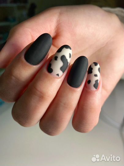 Модель на маникюр