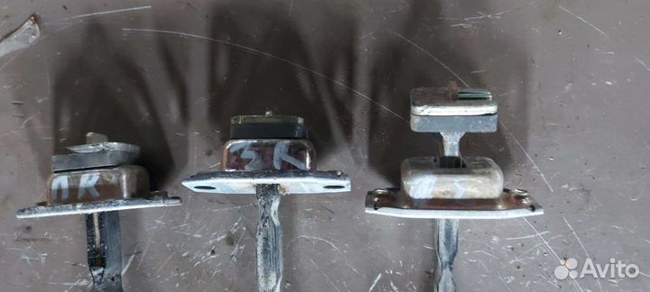 Ограничитель двери на Nissan Skyline v35