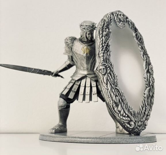 Статуя Looking Glass Knight