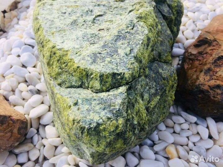 Природный камень змеевик натуральный салатовый