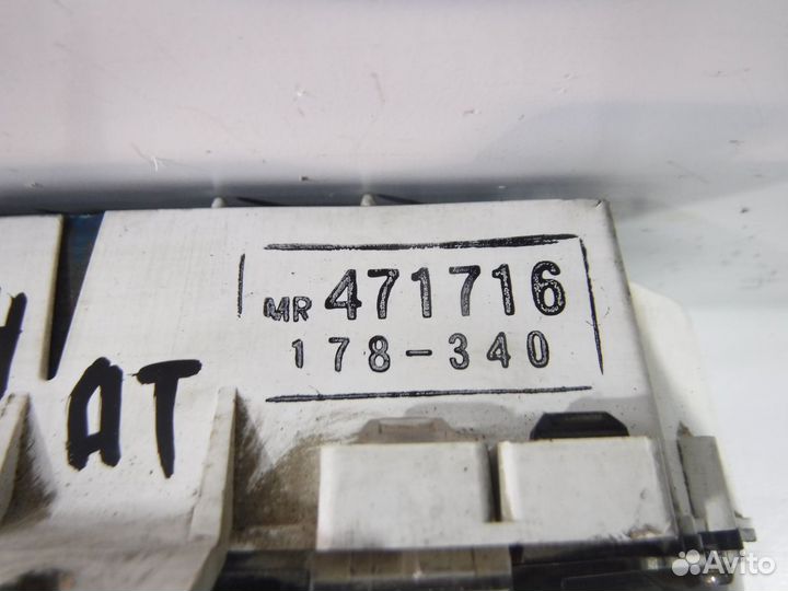 Панель приборов Mitsubishi Chariot Grandis