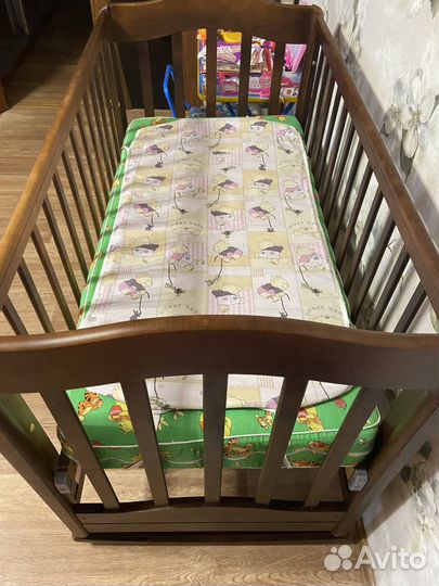 Детская кроватка с маятником