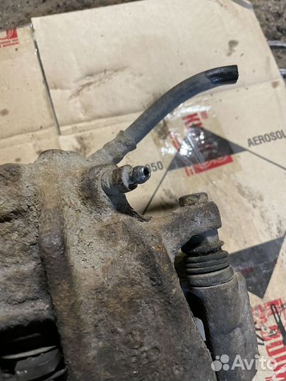 Суппорт передний правый не вент. Audi 80 B3 1.8 PM