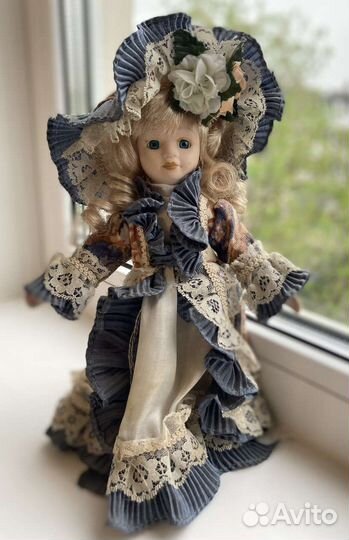 Куклы фарфоровые на подставке
