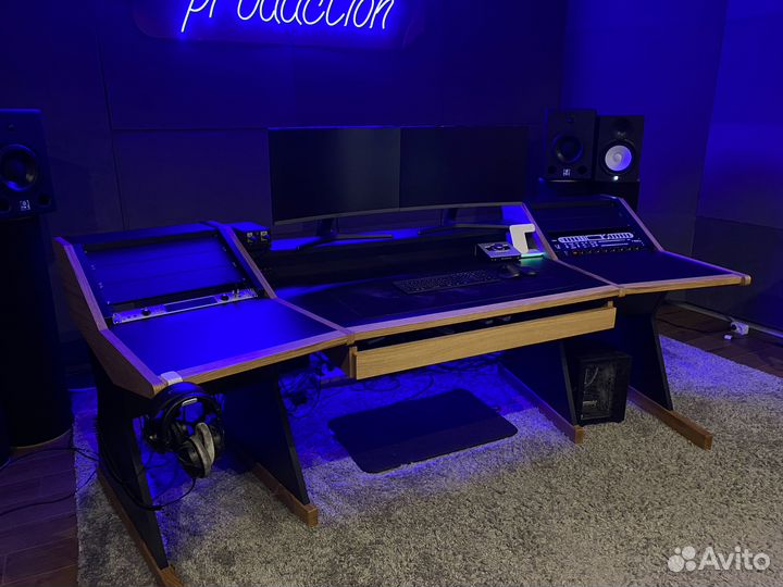 Стол для студии звукозаписи