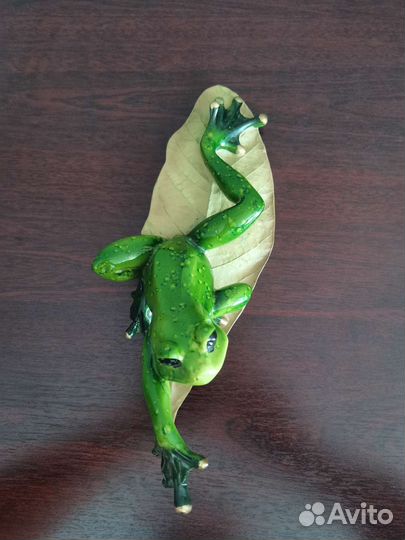 Фигурка лягушка
